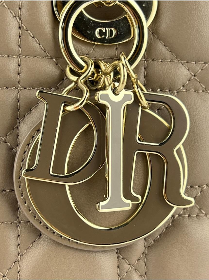 bolsa-tote-christian-dior-lady-dior-my-abcdior-bege-coif1-1732889169932-0000006_v2.jpg__PID:e7becd91-1237-4d78-b982-74648a1b9095